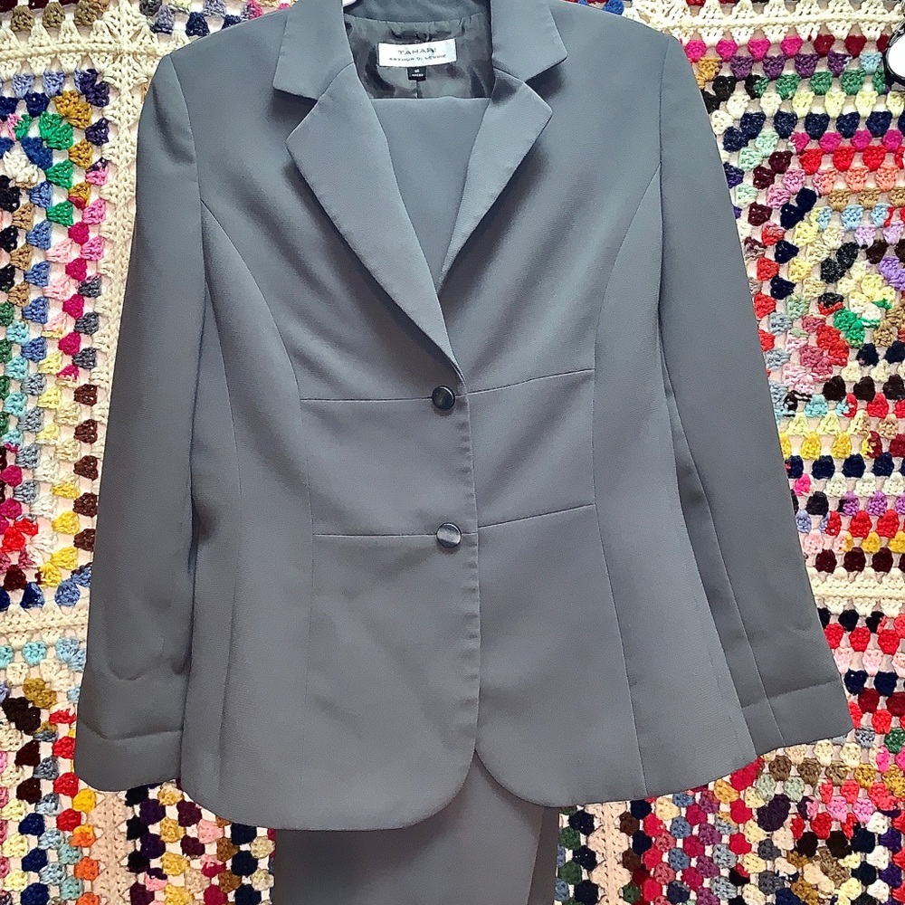 Women’s Suit Arthur Levine